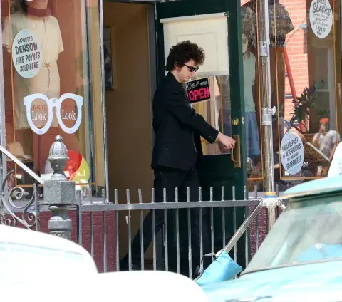 Con el look más clásico de Dylan: total black y lentes, así lo vimos a Timothée en las calles de New Jersey. Con el look más clásico de Dylan: total black y lentes, así lo vimos a Timothée en las calles de New Jersey.