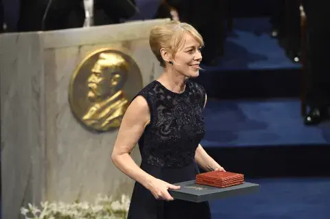 La hija de Alice Munro, Jenny Munro, recibiendo el Nobel de Literatura en representación de su madre. La hija de Alice Munro, Jenny Munro, recibiendo el Nobel de Literatura en representación de su madre.