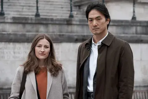 Kelly Macdonald y Takehiro Hira en Giri/Haji, miniserie de Netflix. Kelly Macdonald y Takehiro Hira en Giri/Haji, miniserie de Netflix.