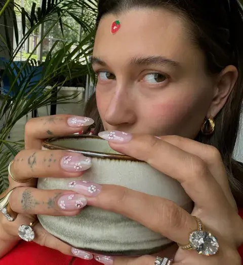 Cerezos en flor: el diseño que eligió Hailey Bieber para lookear sus manos. Cerezos en flor: el diseño que eligió Hailey Bieber para lookear sus manos.