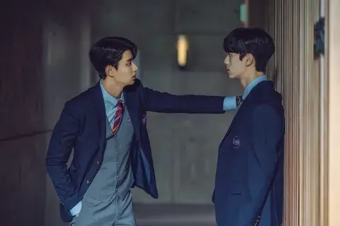 Hierarchy fue dirigida por Bae Hyeon‐jin y es su primer proyecto solo. Hierarchy fue dirigida por Bae Hyeon‐jin y es su primer proyecto solo.
