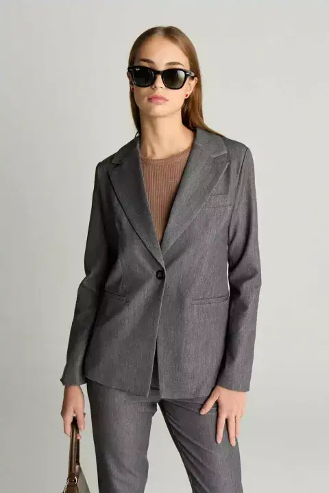 Blazer entallado y con hombreras. Es de @lastalas Blazer entallado y con hombreras. Es de @lastalas