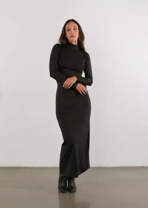 Confeccionado en lycra negra, bien al cuerpo y con un escote divino en la espalda. @jotabeofficial Confeccionado en lycra negra, bien al cuerpo y con un escote divino en la espalda. @jotabeofficial