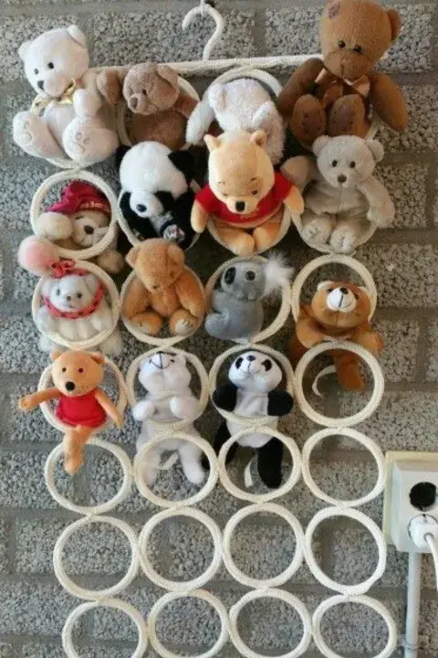 Una buena idea: si hay muchos muñecos, podés usar una percha especial para colgarlos a todos. Una buena idea: si hay muchos muñecos, podés usar una percha especial para colgarlos a todos.