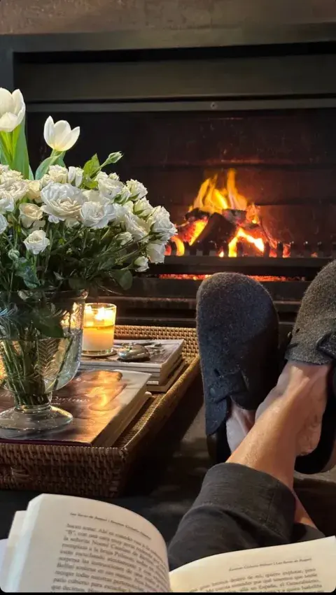 Velas, flores, un fuego encendido y un libro: la compañía elegida por Juliana Awada para un ritual invernal. Velas, flores, un fuego encendido y un libro: la compañía elegida por Juliana Awada para un ritual invernal.