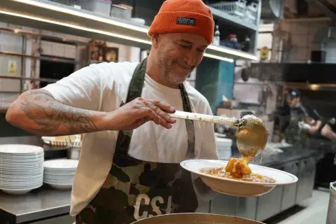 El chef Lele Crostóbal prepara ollas de locro para servir durante todo el día en Café San Juan. El chef Lele Crostóbal prepara ollas de locro para servir durante todo el día en Café San Juan.