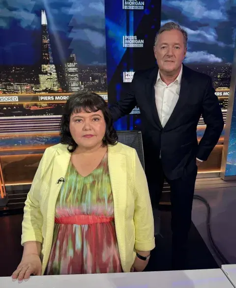 La Martha de Bebé reno en la vida real, junto a Piers Morgan. La Martha de Bebé reno en la vida real, junto a Piers Morgan.
