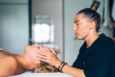 Una sesión de Kobi-Do dura aproximadamente 50 minutos y comienza con la relajación de hombros, cervicales y escote Una sesión de Kobi-Do dura aproximadamente 50 minutos y comienza con la relajación de hombros, cervicales y escote