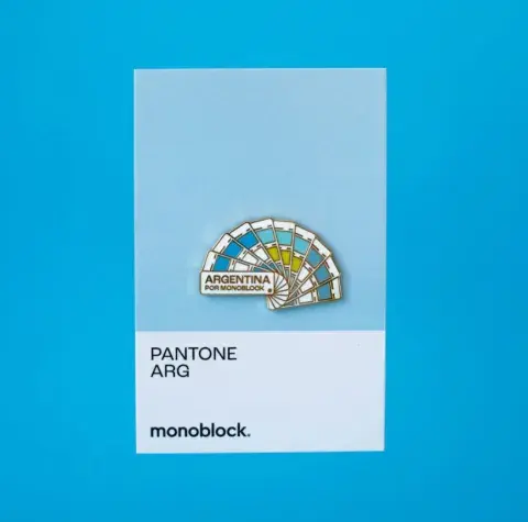 Escarapela lograda con tarjetas de color estilo Pantone. Es de @monoblock