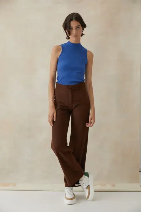 Pantalón gamuzado color chocolate. Lo conseguís en @estanciaschiripa Pantalón gamuzado color chocolate. Lo conseguís en @estanciaschiripa