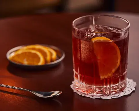 Clásico de clásicos: el Negroni, un cóctel ideal para el otoño.