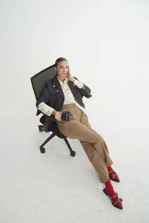 ABRIGO DE PAÑO BIKER, CAMISA Y PANTALÓN (NAUM, $490.000, $145.000 Y $280.000), MEDIAS (MORA, $3690), ZAPATOS (DERA, $137.000). ABRIGO DE PAÑO BIKER, CAMISA Y PANTALÓN (NAUM, $490.000, $145.000 Y $280.000), MEDIAS (MORA, $3690), ZAPATOS (DERA, $137.000).