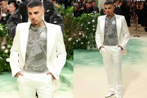 Raw Alejandro con un estilismo en plata y blanco Raw Alejandro con un estilismo en plata y blanco