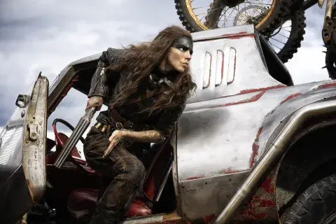 Furiosa protagoniza su propia historia de venganza. Furiosa protagoniza su propia historia de venganza.