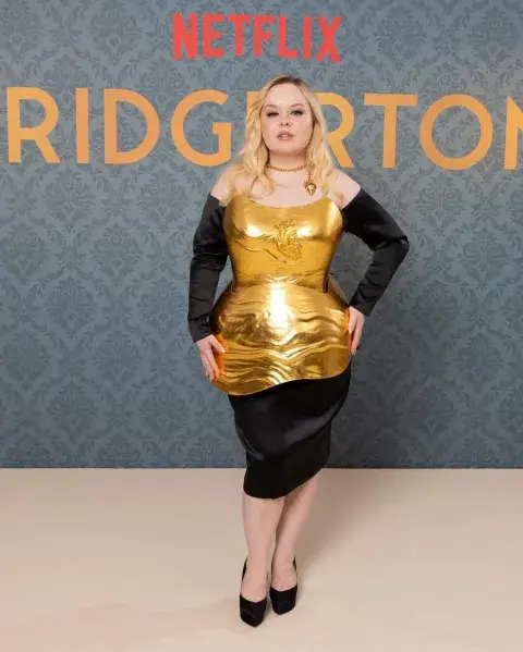 Con un vestido negro al cuerpo, sobre esa pieza un corset con pollera en color oro... absolutamente impresionante. Con un vestido negro al cuerpo, sobre esa pieza un corset con pollera en color oro... absolutamente impresionante.