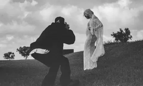 Justin sacándole una foto a Hailey. Justin sacándole una foto a Hailey.