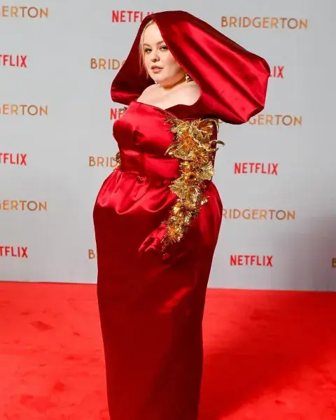 Recordando a la caperucita roja, las mangas trabajadas en dorado... nos dejaron sin palabras. Recordando a la caperucita roja, las mangas trabajadas en dorado... nos dejaron sin palabras.
