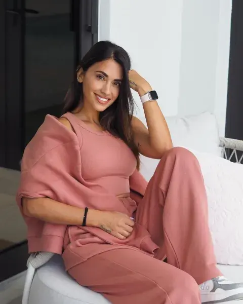 En un rosa viejo que es un fuego, un conjunto de tres piezas (buzo, croptop y pantalón). En un rosa viejo que es un fuego, un conjunto de tres piezas (buzo, croptop y pantalón).