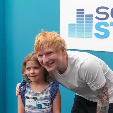 Ed Sheeran durante su visita en el hopital de niños de Boston. Ed Sheeran durante su visita en el hopital de niños de Boston.