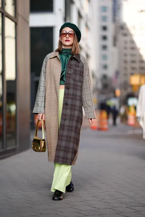 Tapado en match de cuadros. También podés combinar un tapado con un print, chaleco de otro y pantalón de otro. ¡Divertite!