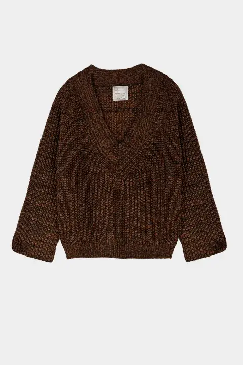 Con escote en "V", de punto grueso y hecho en lana merino. @philos.oficial Con escote en "V", de punto grueso y hecho en lana merino. @philos.oficial