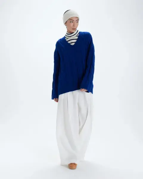 Un diseño de Blue Sheep con trama de ochos y escote en "V". Confeccionado 60% Lana Merino 30% Angora. @bluesheepba Un diseño de Blue Sheep con trama de ochos y escote en "V". Confeccionado 60% Lana Merino 30% Angora. @bluesheepba