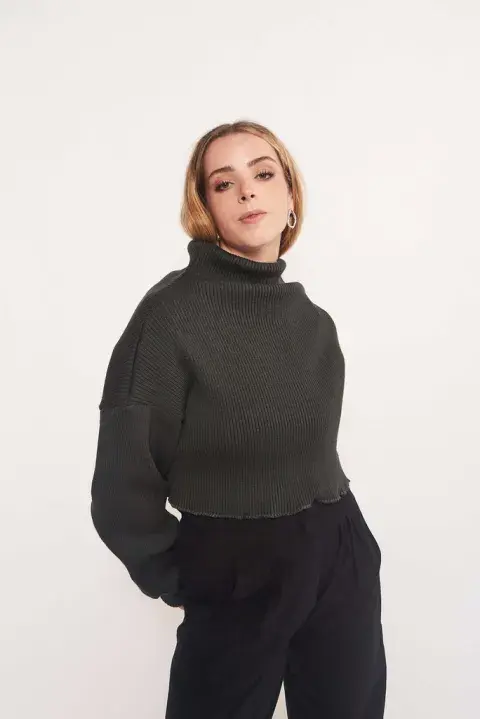 Sweater tipo polera y de corte cropped, en gris humo. @taiabsas Sweater tipo polera y de corte cropped, en gris humo. @taiabsas