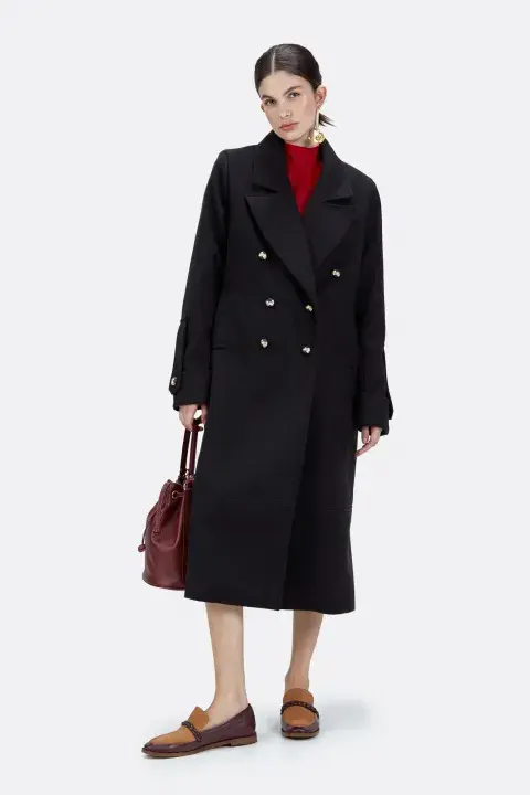 El saco negro es un clásico que nunca falla. Este diseño tiene solapas y doble botonadura con detalles dorados. Es de @mariapaezarg El saco negro es un clásico que nunca falla. Este diseño tiene solapas y doble botonadura con detalles dorados. Es de @mariapaezarg