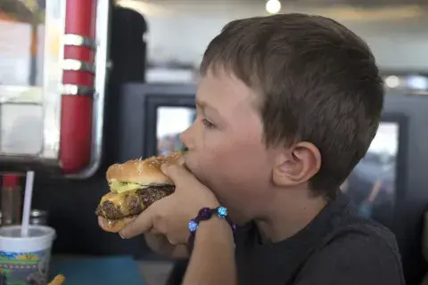 Entre las enfermedadades que pueden desarrollarse en la infancia por consumo de ultraprocesados se encuentra la diabetes tipo 2 y la celiaquía. Entre las enfermedadades que pueden desarrollarse en la infancia por consumo de ultraprocesados se encuentra la diabetes tipo 2 y la celiaquía.