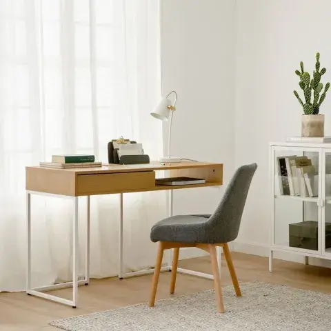 un_escritorio_de_madera_siempre_suma_calidez_al_ambiente.jpg