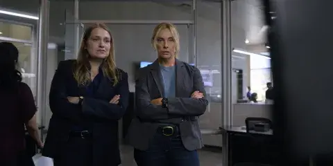 Toni Collette y Merritt Wever en Inconcebible. Toni Collette y Merritt Wever en Inconcebible.