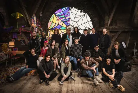 El elenco de la segunda temporada de Merlina. El elenco de la segunda temporada de Merlina.