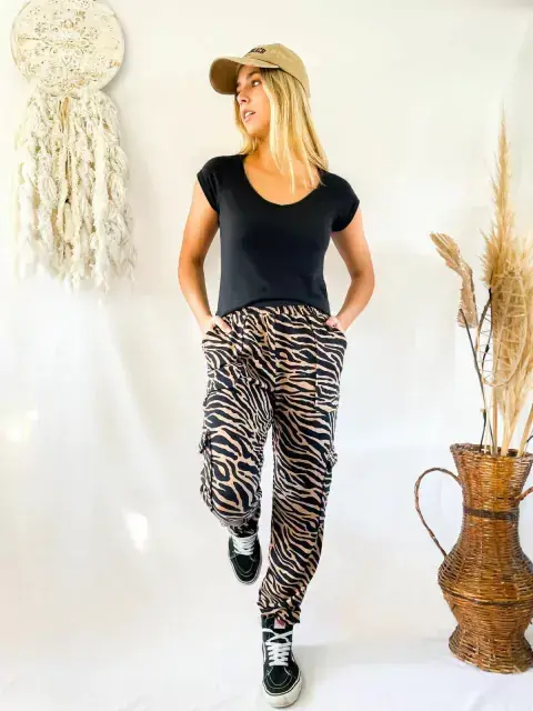 Tipo cargo, con estampa de animal print. Lo conseguís en @paccaindumentaria Tipo cargo, con estampa de animal print. Lo conseguís en @paccaindumentaria