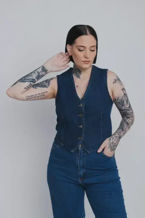 No es exactamente una campera, pero el chaleco puede jugar un rol parecido si abajo te ponés una polera o un suéter. @sovieticaindumentaria