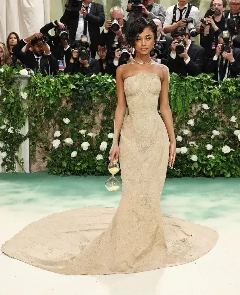 Tyla con el vestido de arena que buscó capturar la esencia efímera de la moda Tyla con el vestido de arena que buscó capturar la esencia efímera de la moda