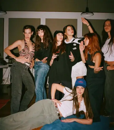 Vera Spinetta, Ursula Corberó, Nicki Nicole, Emilia Mernes, Sol Pardo, Tati Saal y Nathy Peluso. Vera Spinetta, Ursula Corberó, Nicki Nicole, Emilia Mernes, Sol Pardo, Tati Saal y Nathy Peluso.