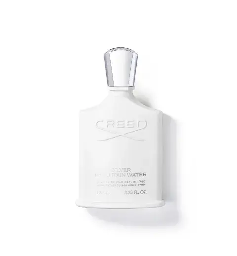 Un moderno aroma marino/verde que captura la pureza de las montañas: grosellas negras suaves y lechosas mezcladas con té verde, la riqueza de la bergamota y el sándalo. Su botella blanca opaca sugiere bancos de nieve helados coronados con una tapa reluciente. Un moderno aroma marino/verde que captura la pureza de las montañas: grosellas negras suaves y lechosas mezcladas con té verde, la riqueza de la bergamota y el sándalo. Su botella blanca opaca sugiere bancos de nieve helados coronados con una tapa reluciente.