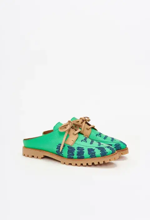 Una reversión canchera del náutico, tipo mule y con bordado. @clarabarceloshoes Una reversión canchera del náutico, tipo mule y con bordado. @clarabarceloshoes