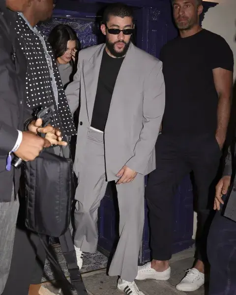Los looks combinados de Kendall Jenner y Bad Bunny en París. Los looks combinados de Kendall Jenner y Bad Bunny en París.