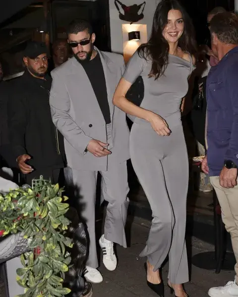 Los looks combinados de Kendall Jenner y Bad Bunny en París. Los looks combinados de Kendall Jenner y Bad Bunny en París.