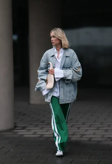 Blokecore: Pantalón deportivo con camisa blanca y chaqueta de denim oversize, sporty chic. Blokecore: Pantalón deportivo con camisa blanca y chaqueta de denim oversize, sporty chic.