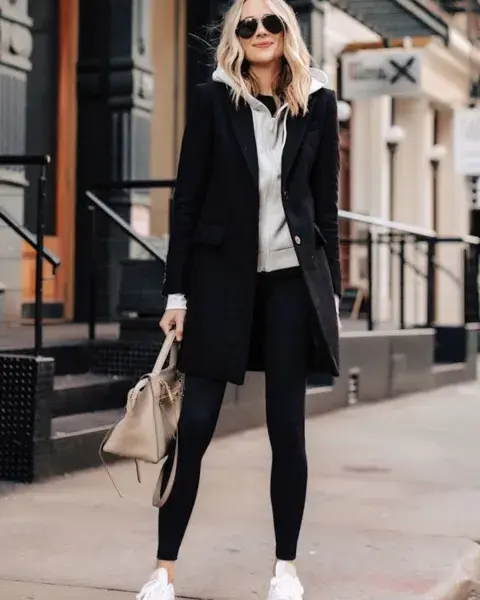 Si combinás tus leggings con un buzo y encima un tapado, podés crear un look sporty chic para todos los días. Si combinás tus leggings con un buzo y encima un tapado, podés crear un look sporty chic para todos los días.