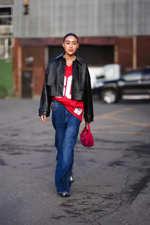 Blokecore: Camisera de fútbol americano con jean ancho y chaqueta de cuero. En los pies botas plateadas. Un sí total. Blokecore: Camisera de fútbol americano con jean ancho y chaqueta de cuero. En los pies botas plateadas. Un sí total.