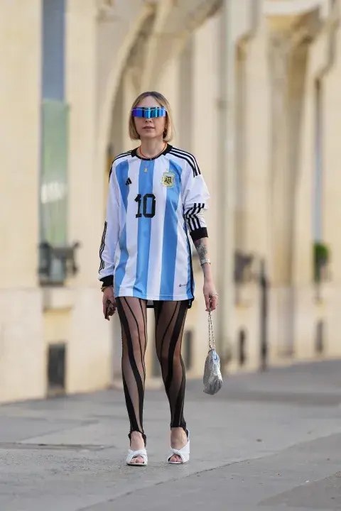 Blokecore: Camiseta de fútbol, es la de Messi, con medias fuseau transparentes y zapatos con taco. Un mix genial. Blokecore: Camiseta de fútbol, es la de Messi, con medias fuseau transparentes y zapatos con taco. Un mix genial.