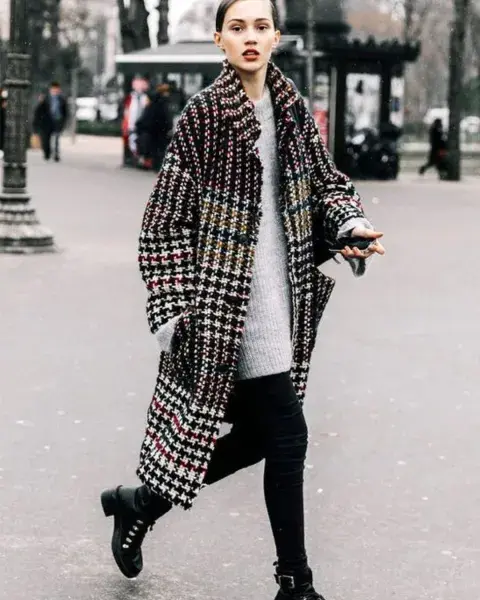 Las leggings siempre van bien con un maxi sweater. Terminá el look con borcegos o botas para un estilo bien invernal. Las leggings siempre van bien con un maxi sweater. Terminá el look con borcegos o botas para un estilo bien invernal.