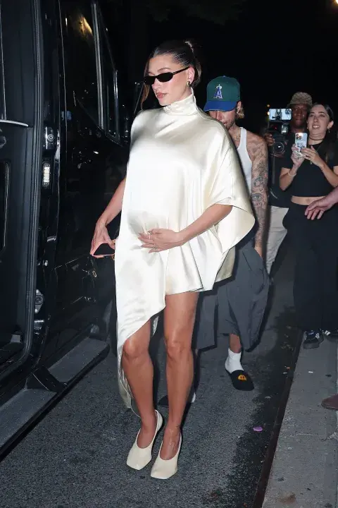 Hailey Bieber hace unos días en Nueva York con un vestido suelto e irregular. Mucha pierna! Hailey Bieber hace unos días en Nueva York con un vestido suelto e irregular. Mucha pierna!