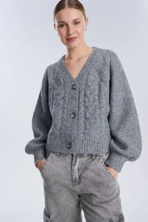 Con mangas balloon y en color gris (un clásico en tendencia esta temporada). @portsaidoficial Con mangas balloon y en color gris (un clásico en tendencia esta temporada). @portsaidoficial