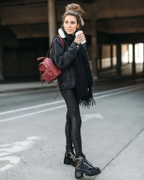 Podés combinar unas leggings engomadas con una campera de jean con borreguito, para jugar con las texturas y sumarle capas al look. Podés combinar unas leggings engomadas con una campera de jean con borreguito, para jugar con las texturas y sumarle capas al look.
