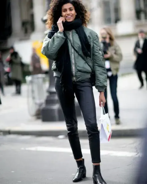 Mujer en la calle vistiendo una campera bomber. Mujer en la calle vistiendo una campera bomber.