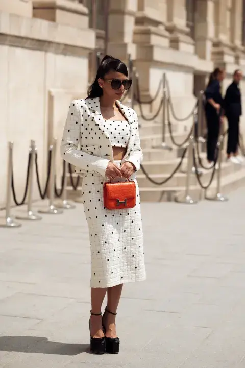 Top, chaqueta y falda por debajo de la rollida. Top, chaqueta y falda por debajo de la rollida.